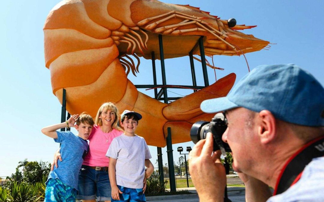 things to see in ballina family photo at the big prawn landmark