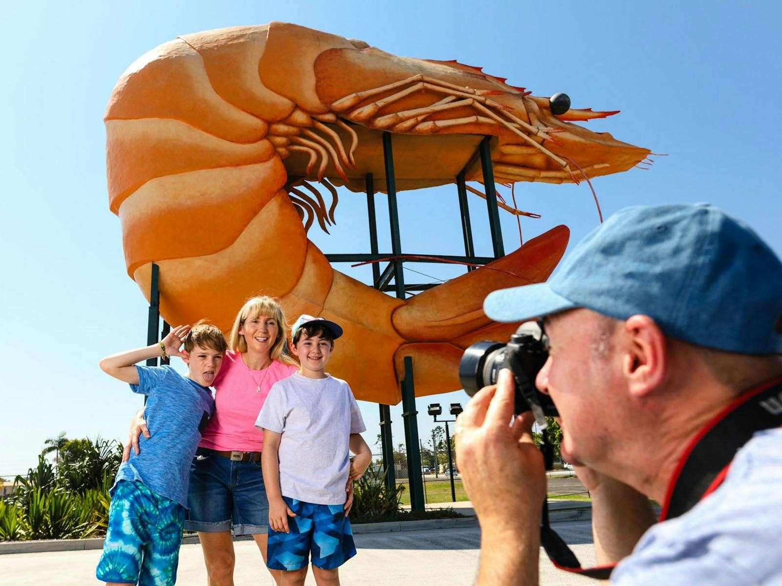 things-to-see in-ballina things to see in ballina family photo at the big prawn landmark